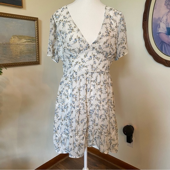 Lulus • So True Blue & White Floral Short Sleeve Tiered Mini Dress • Size L EUC - Picture 2 of 8